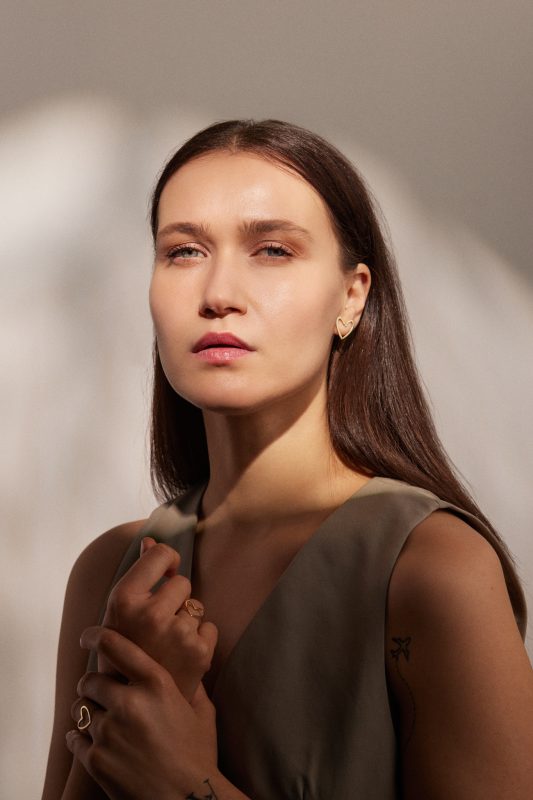 Fața netedă a cerceilor AMEOR, purtată de model