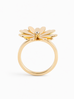 Inel din aur 14k cu margaretă, detaliu fin al designului floral