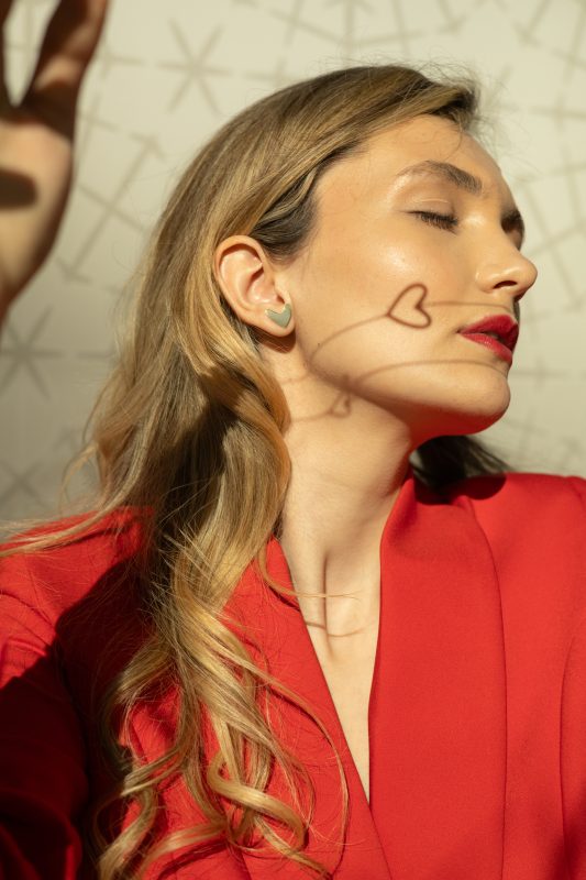 Cercei inimă aur 14k – bijuterie elegantă pentru orice ținută.