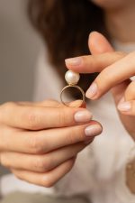 Detaliu inel cu perla alba rotunda si aur galben 14K