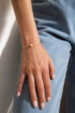 bratara tip cuff pe model