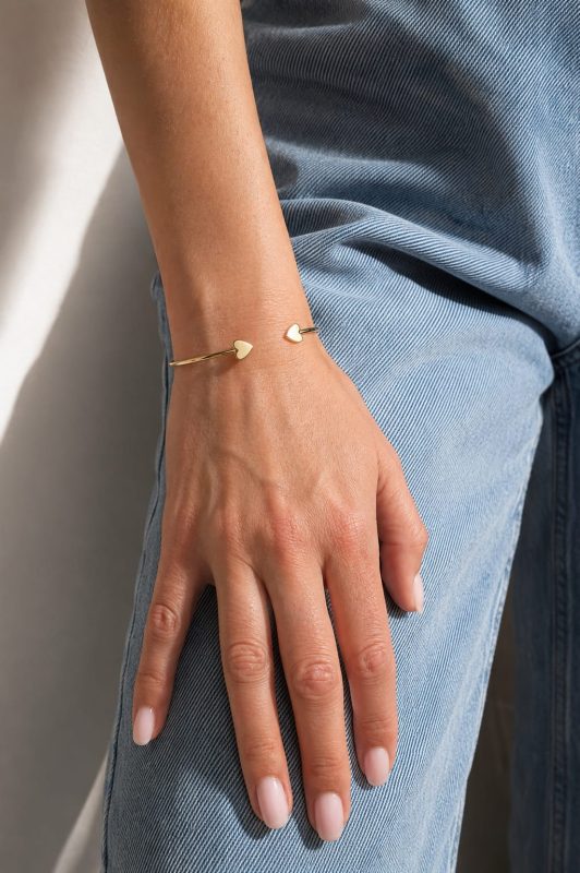 bratara tip cuff pe model