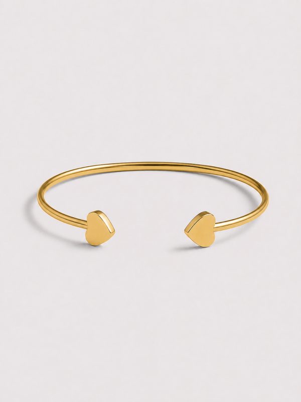 Brățară cuff din aur de 14K, design cu două inimi, fotografiată frontal