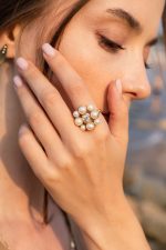 Model poartă inel cu 8 perle naturale și zirconiu, realizat din aur de 14K, din colecția Pearl.