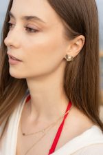 Model purtând Cerceii Petale din aur 14K cu perlă naturală, inspirați de forme organice și design floral elegant.