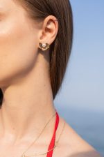 Cerceii Petale din aur 14K cu perlă naturală îmbină eleganța formelor organice cu frumusețea atemporală a perlelor.