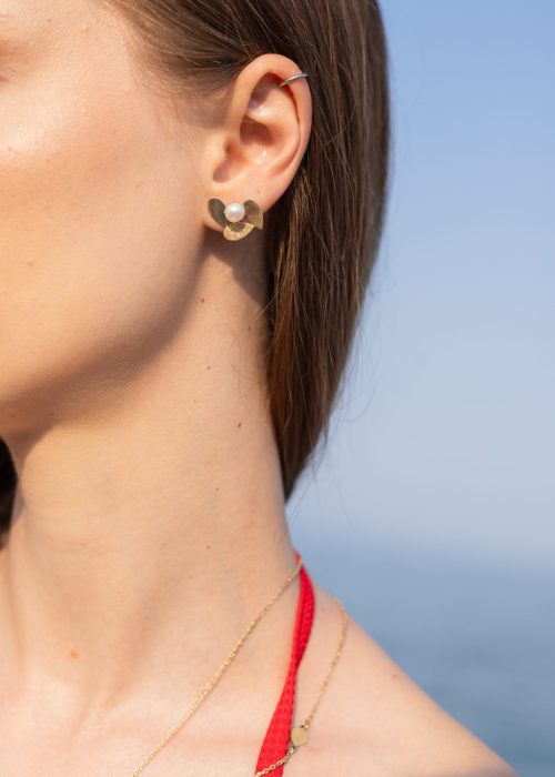 Cerceii Petale din aur 14K cu perlă naturală îmbină eleganța formelor organice cu frumusețea atemporală a perlelor.
