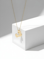 Colier Petale de Aur cu perlă naturală, aur 14K, prezentat pe fundal alb cu suport cub