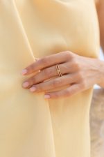 Inel Nobelia din aur 14K cu zirconiu, design geometric cu bandă dublă, purtat pe deget.