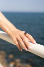 Model poartă Inel PERLĂ BUTON Mov din aur 14K cu perlă de cultură tip buton în nuanță mov aubergine.