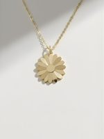 Medalion Margareta plat din aur 14K, bijuterie elegantă pentru femei, potrivit pentru cadou sau purtat zilnic.