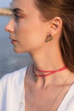 Cercei Linea din aur 14K cu design organic și linii fluide, purtați de model, bijuterii minimaliste elegante AMEOR.