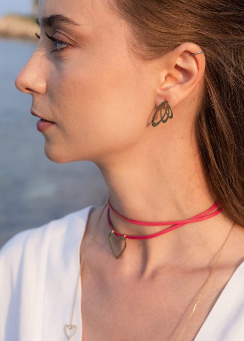 Cercei Linea din aur 14K cu design organic și linii fluide, purtați de model, bijuterii minimaliste elegante AMEOR.