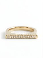 Inel Aur Galben 14K Alizeee, vedere frontală cu zirconiu încrustat. Bar Ring lat și lucios.