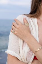 Model purtând inel Pinky din aur 14K cu piatră verde intensă AMEOR