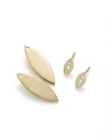 Componentele dezasamblate ale cerceilor 2-în-1 din aur 14K: două studs cu pietre și două petale reversibile, una cu fața mată și una cu fața lucioasă vizibilă.