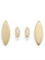 Componentele dezasamblate ale cerceilor 2-în-1 din aur 14K: două studs cu pietre și două petale reversibile, una cu fața mată și una cu fața lucioasă vizibilă.