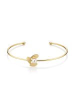 Brățară fixă tip cuff din aur galben 14K, model Petale, cu o perlă naturală centrală și finisaj personalizabil mixt (o petală mată sablată și două lucioase) pe fundal alb.