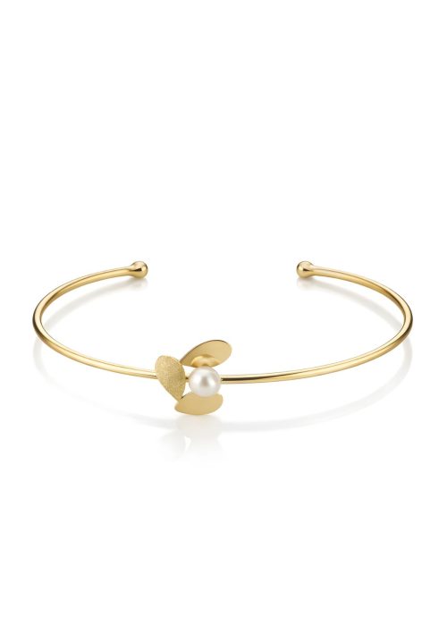 Brățară fixă tip cuff din aur galben 14K, model Petale, cu o perlă naturală centrală și finisaj personalizabil mixt (o petală mată sablată și două lucioase) pe fundal alb.
