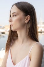 Cercei Semicerc din aur 14K cu zirconiu – look lifestyle
