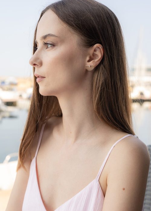 Cercei Semicerc din aur 14K cu zirconiu – look lifestyle