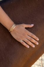 Inel din aur galben 14K cu piatră tăietură pară, purtat pe mână