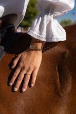 Brățară Manège din aur 14K cu design deschis, purtată la încheietură
