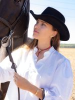 Choker statement cu inimă plină din aur 14k pe șnur roșu, purtat la baza gâtului